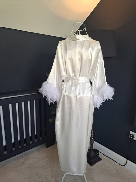 Personalised White Feather Sleeve Robes – Perfect for Brides, Bridesmaids & Debs