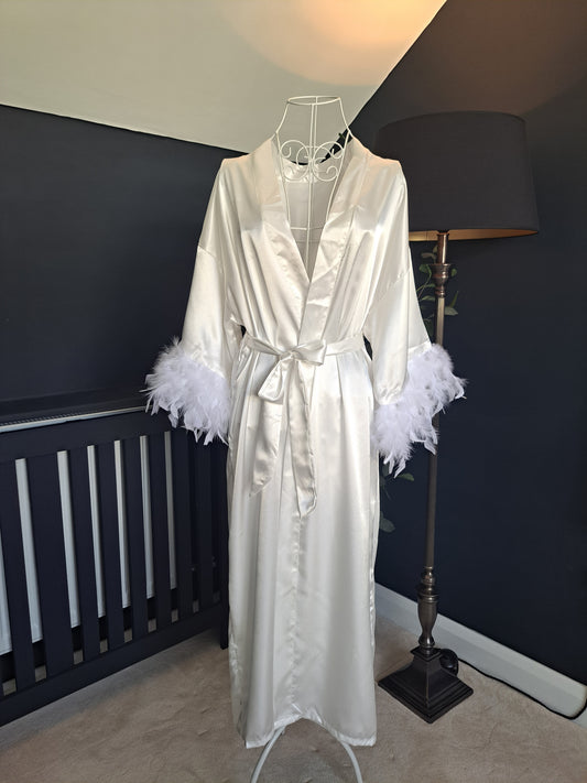Personalised White Feather Sleeve Robes – Perfect for Brides, Bridesmaids & Debs